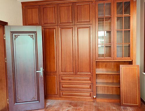 南雄中式家庭装修里定制的实木衣柜效果图